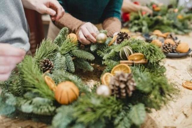 Holiday Wreath Making with The Roaming Petal in Cafe Quiquiriqui